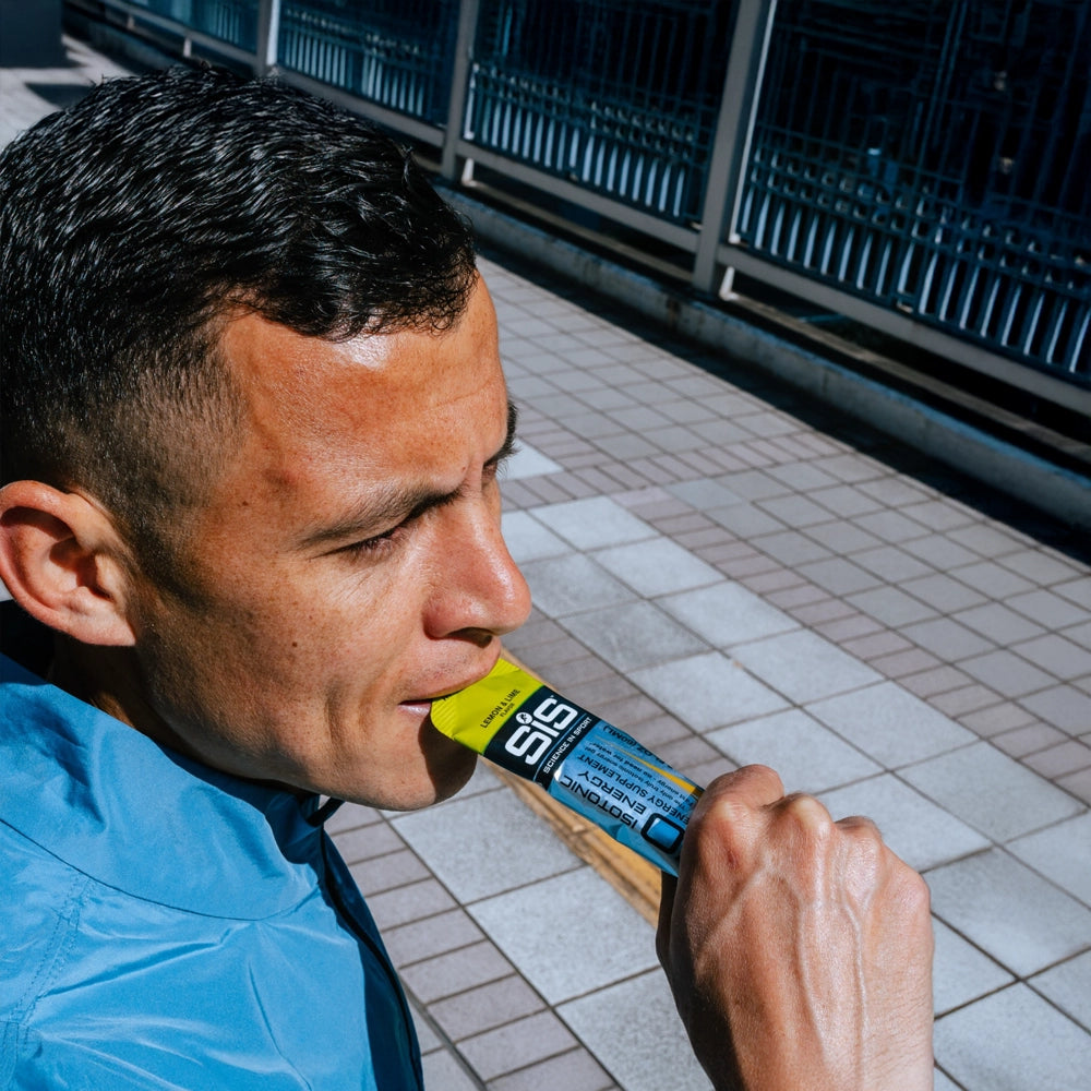 Cyklist med SiS GO Isotonic Energy Gel Lemon + Lime – energi under konkurrence