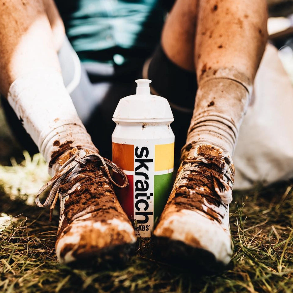 Skratch Labs Bottle Fly 550 ml – ergonomisk sportsflaske i brug på løbetur