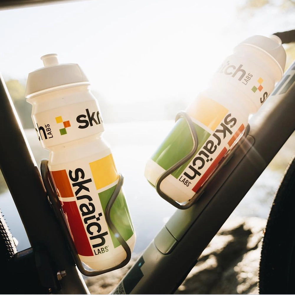 Skratch Labs Bottle Fly 750 ml – ergonomisk sportsflaske i brug på cykel